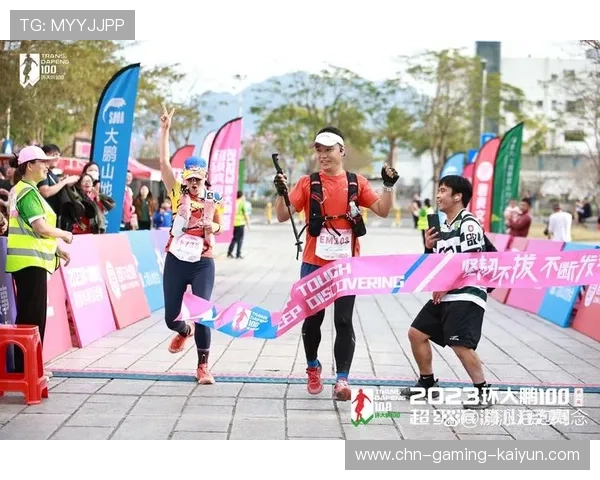 登山越野赛冠军冲线膝盖跪地庆祝